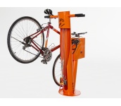 Pyöränhuoltopiste paineilmakompuralla RAL2008 oranssi huolto, piste, teline, polkupyörä, ral, ruuvimeisseli, jakoavain, kuusiokolo, rengasrauta, varasto, pumppu, dunlop, schrader, presta